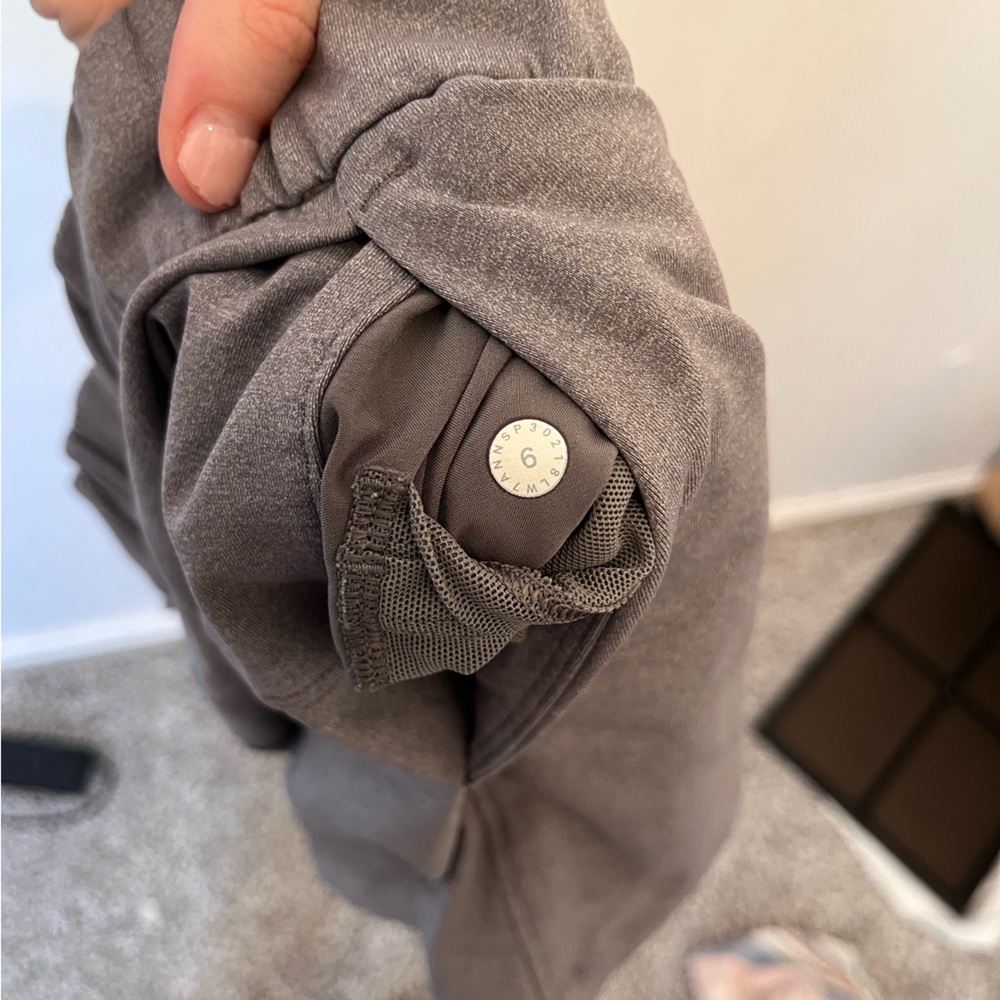 Lululemon On the Fly Short 2.5" Heathered Slate Size 6 - Picture 8 of 8